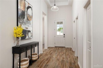 33 E Silos Ave in Edinburg, TX - Building Photo - Building Photo