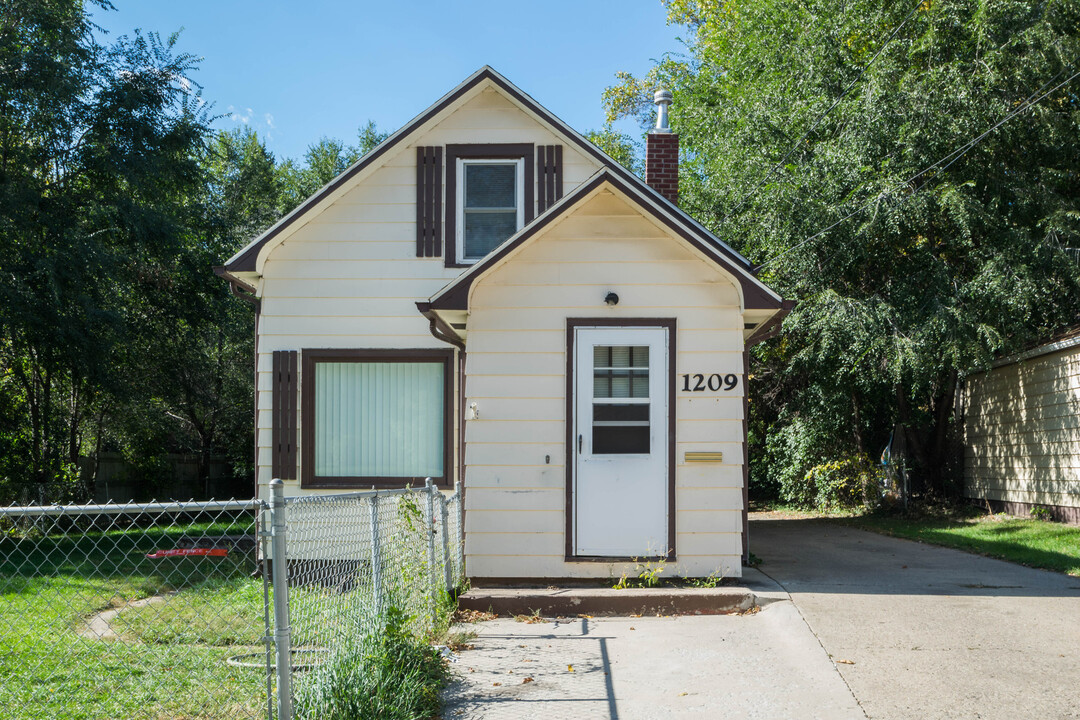 1209 8th St NW in Minot, ND - Foto de edificio