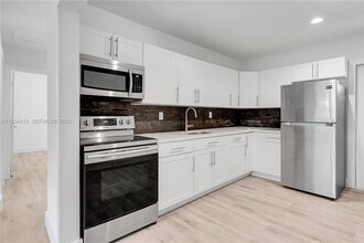 2512 NE 182nd Terrace in North Miami Beach, FL - Building Photo - Building Photo