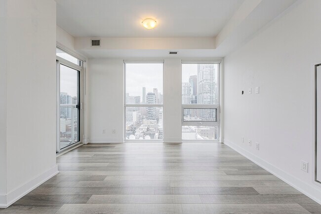 318-1318 Richmond St W in Toronto, ON - Building Photo - Building Photo