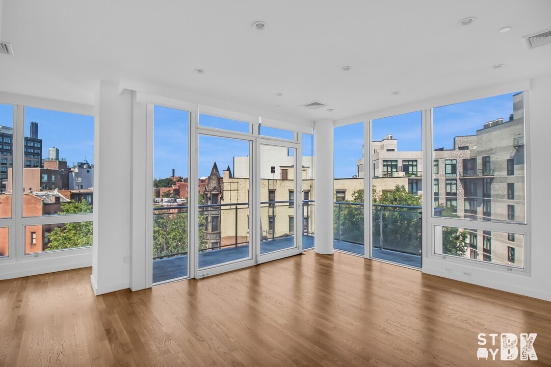 525 Clinton Ave in Brooklyn, NY - Building Photo