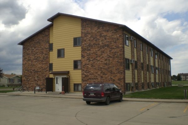 Williston Village Apartments in Williston, ND - Building Photo - Building Photo