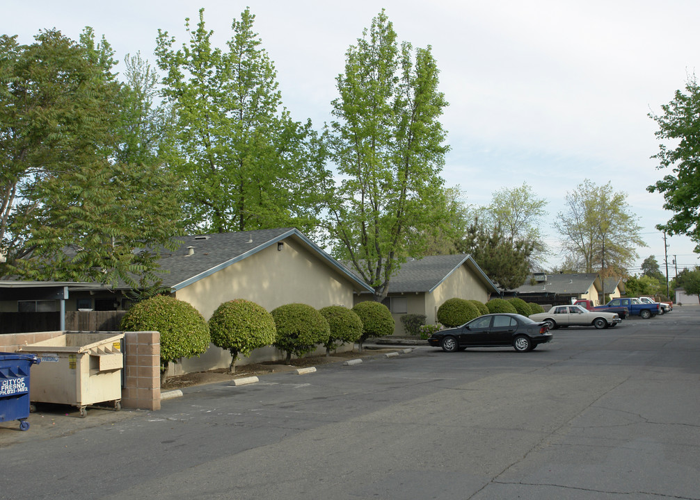 Villa Madrid in Fresno, CA - Foto de edificio