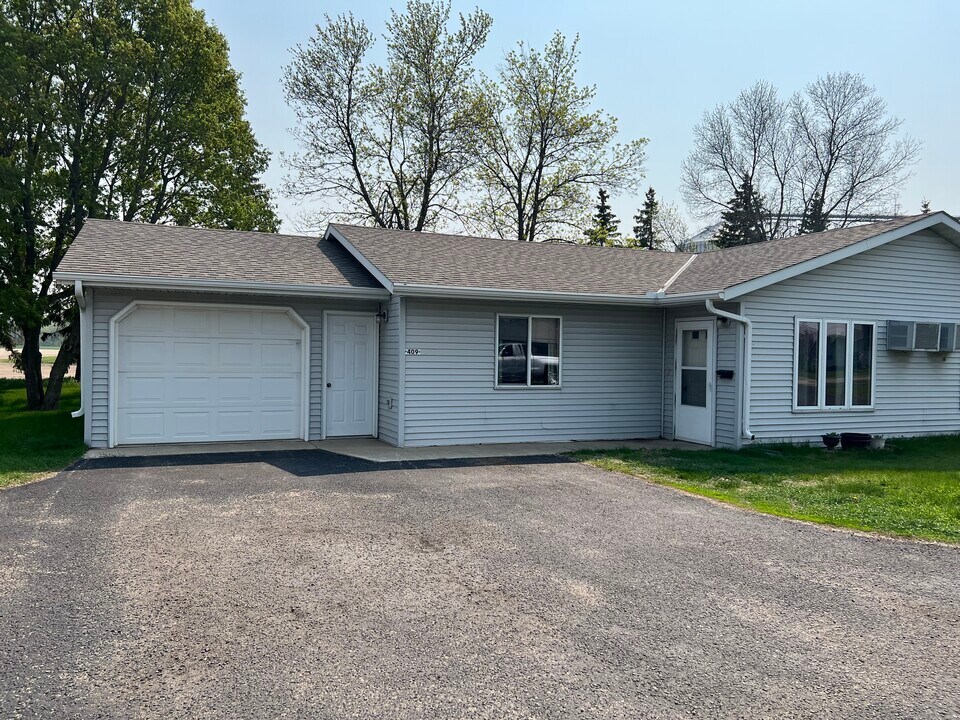411 E Soo St in Parkers Prairie, MN - Building Photo