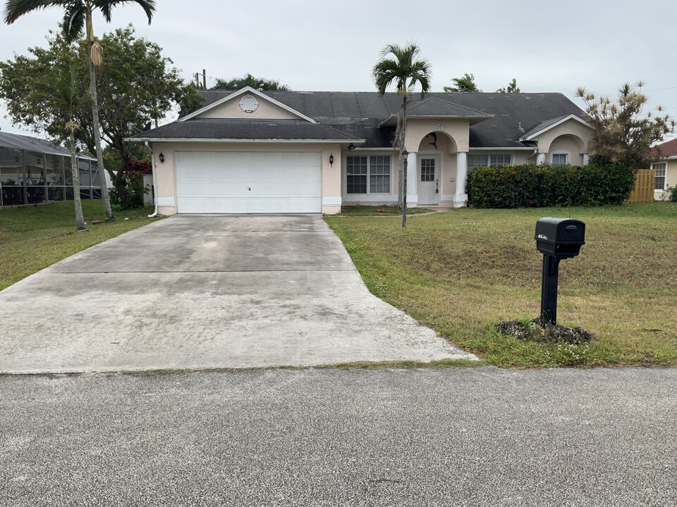 451 SW Dauphin Ave in Port St. Lucie, FL - Building Photo