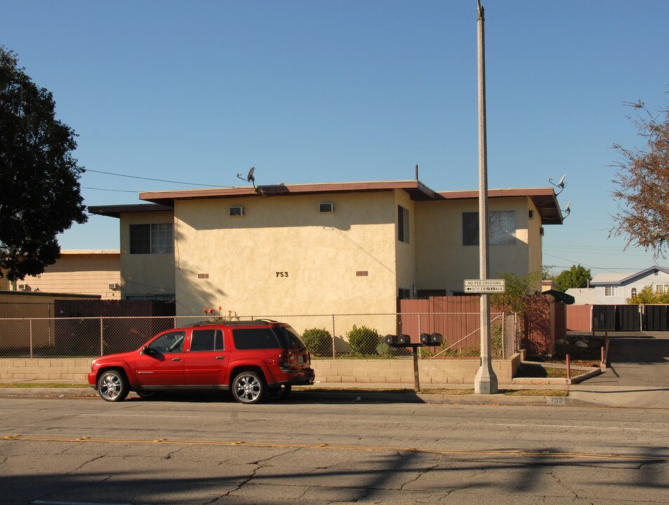 753-777 Lark Ellen Ave in Azusa, CA - Foto de edificio