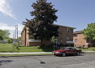 2625 W Juneau Ave in Milwaukee, WI - Foto de edificio - Building Photo