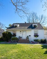 429 Brookside Dr in Roselle, NJ - Building Photo