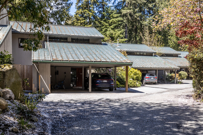 Cedar Crescent Place in North Vancouver, BC - Building Photo - Building Photo