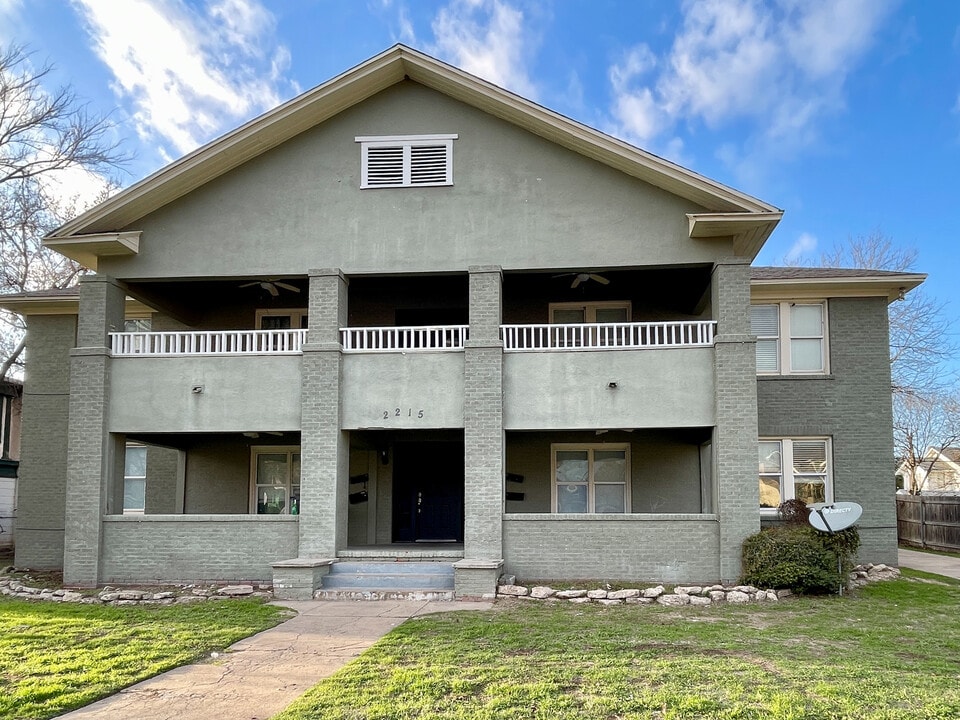 2215 Sanger Ave, Unit A in Waco, TX - Foto de edificio