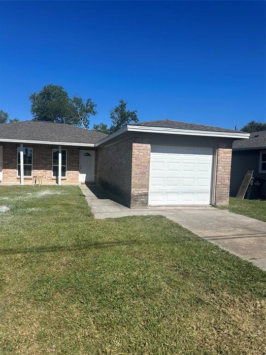 604 Verhalen Rd-Unit -A in Alvin, TX - Building Photo