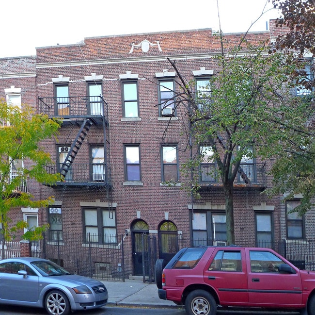 4517 40th St in Long Island City, NY - Foto de edificio - Building Photo