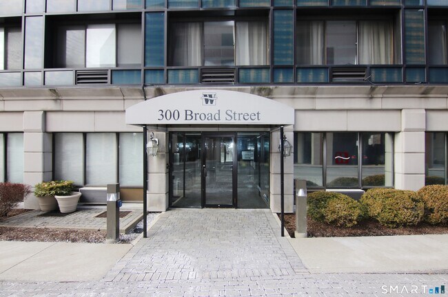 300 Broad St in Stamford, CT - Building Photo - Building Photo