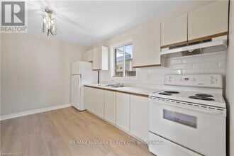 6344 Drummond Rd in Niagara Falls, ON - Foto de edificio - Building Photo