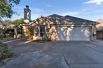 7217 Cloverleaf Dr in Plano, TX - Foto de edificio - Building Photo