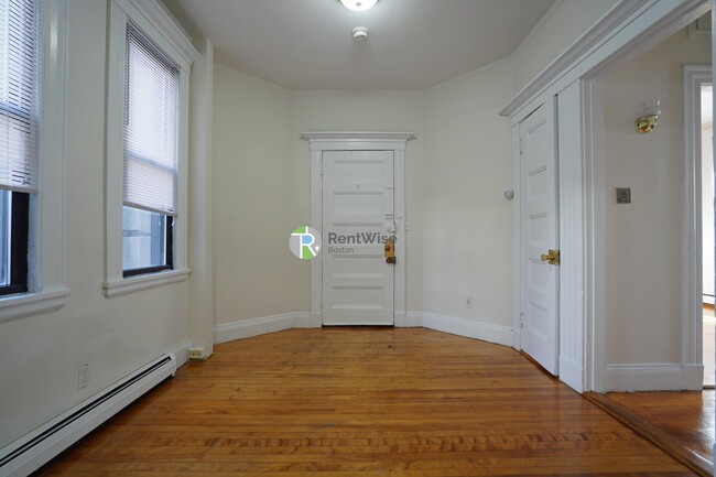 72 Gardner St, Unit E2 in Boston, MA - Building Photo - Building Photo