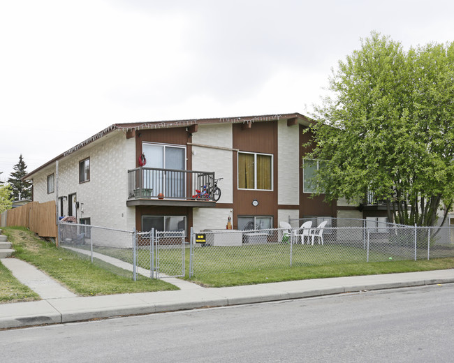 16 Huntley Close NE in Calgary, AB - Building Photo - Primary Photo