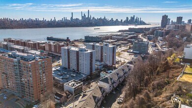 19 Legend Hills Dr in Edgewater, NJ - Building Photo - Building Photo