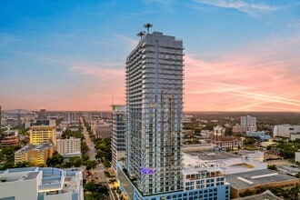 Ascent St. Petersburg in St. Petersburg, FL - Foto de edificio - Building Photo