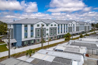 Bear Creek Commons in St. Petersburg, FL - Building Photo - Building Photo