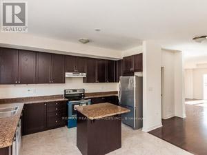 106 Aspen Hills Rd in Brampton, ON - Building Photo - Building Photo