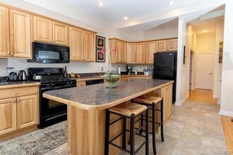 143 E Main St in Northville, MI - Foto de edificio - Building Photo