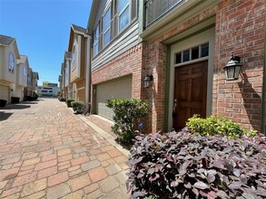 2935 Clinton Dr in Houston, TX - Building Photo - Building Photo