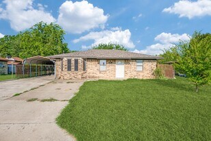 705 N 1st St in Sanger, TX - Building Photo