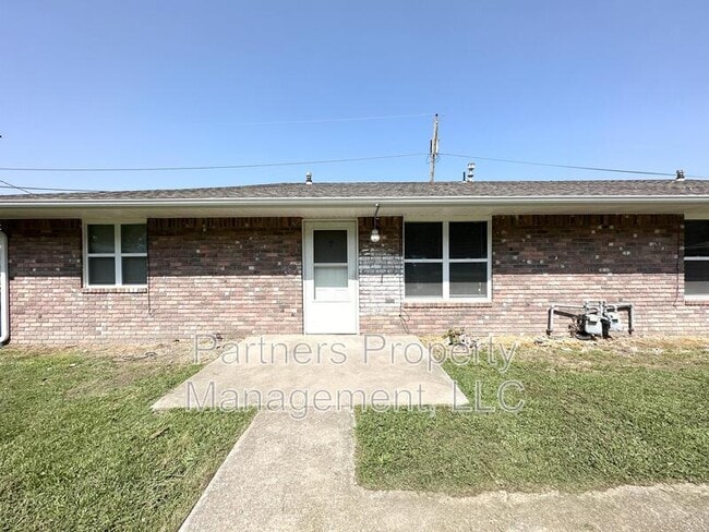 105 Pine Ave in Gentry, AR - Building Photo - Building Photo