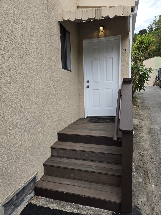 1611 Lincoln Ave, Unit Unit# 2 in San Rafael, CA - Foto de edificio - Building Photo