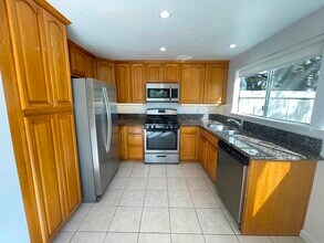 157 Conifer Cir, Unit 157 in Oak Park, CA - Building Photo - Building Photo