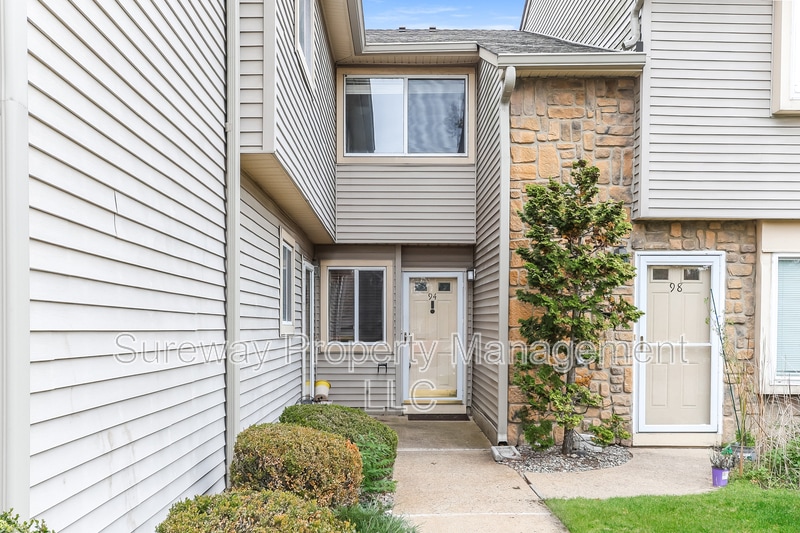 94 Teal Ct in East Windsor, NJ - Building Photo