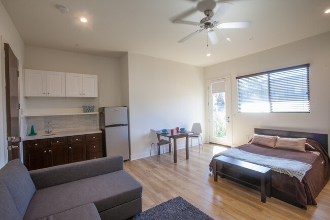 11966 Wagner St, Unit 6 in Culver City, CA - Foto de edificio - Building Photo