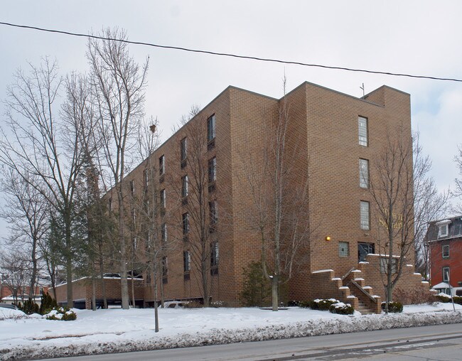 Town Square in State College, PA - Foto de edificio - Building Photo
