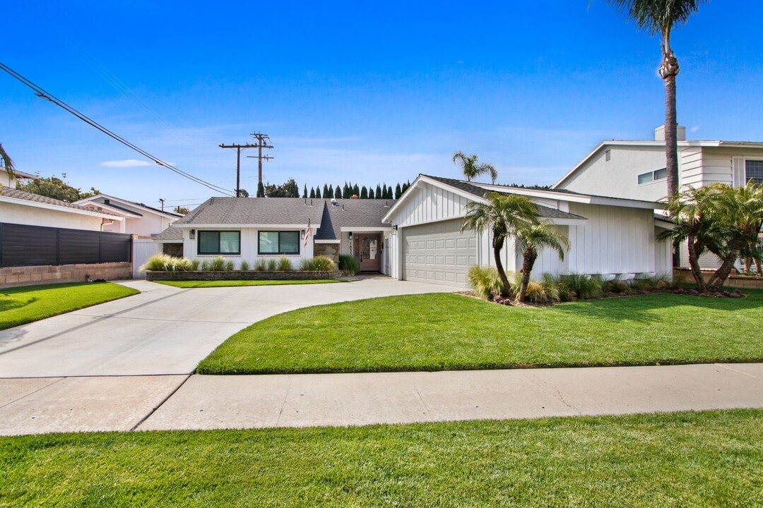 1833 Pitcairn Dr in Costa Mesa, CA - Building Photo