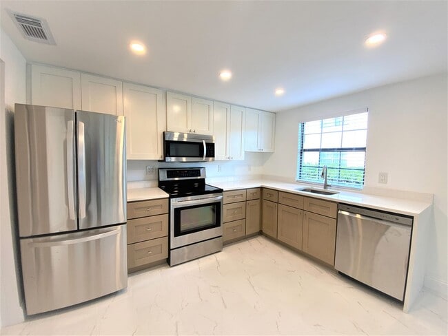 5225 Treetops Dr in Naples, FL - Building Photo - Building Photo