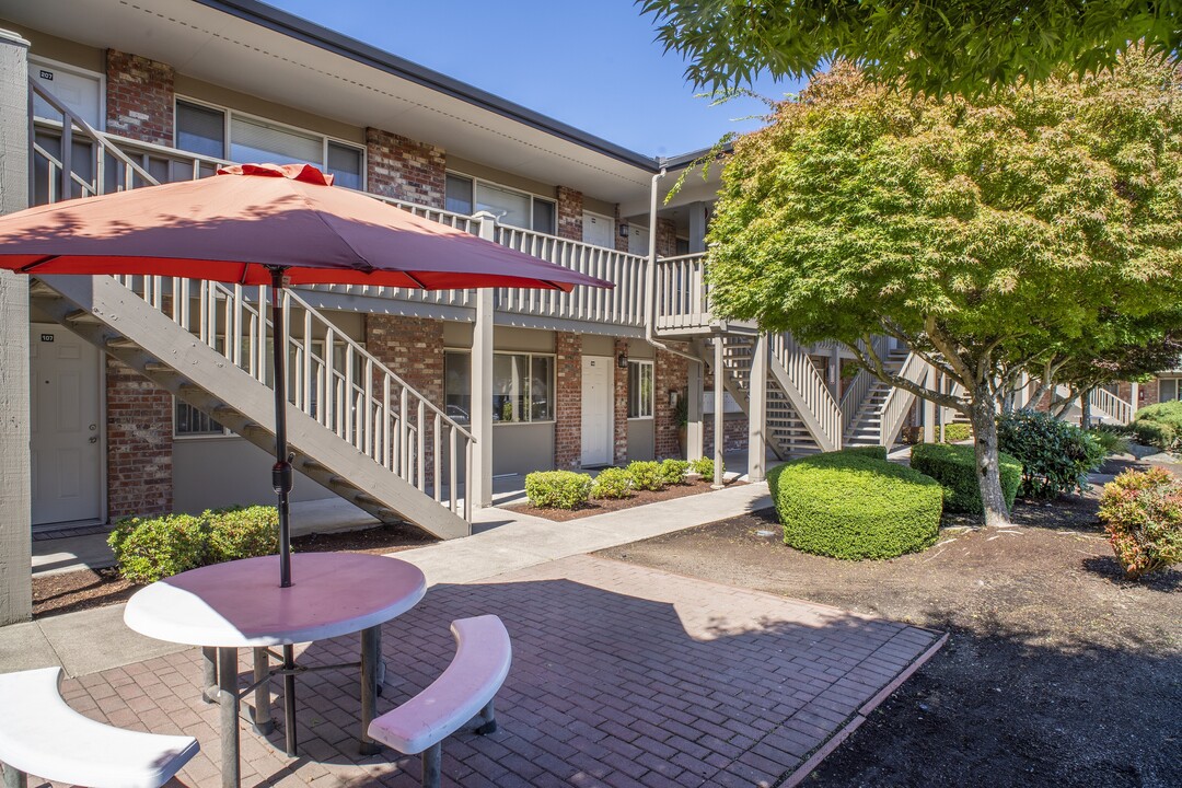 Highland Court Apartments in Tacoma, WA - Foto de edificio