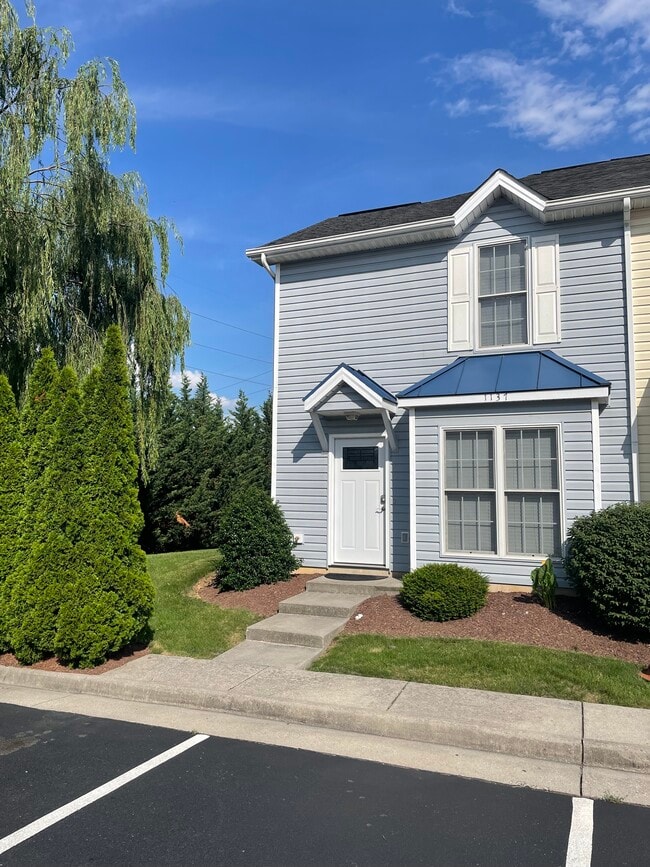 1137 Paul Revere Ct