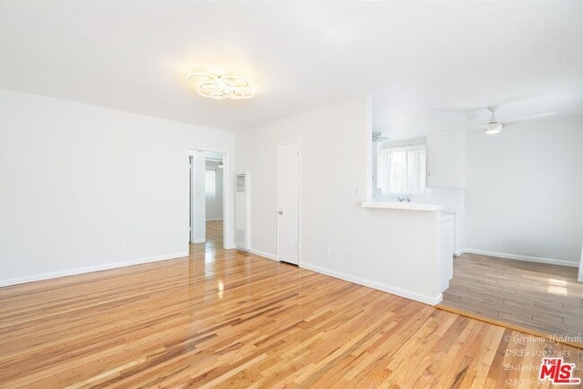 6640 Woodman Ave in Los Angeles, CA - Building Photo - Building Photo