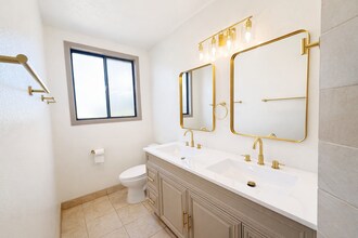 4944 Coke Ave, Unit 2 in Lakewood, CA - Foto de edificio - Building Photo