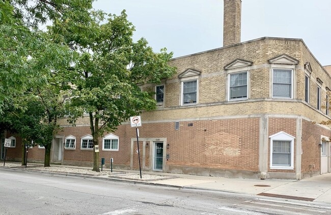 property at 6125 N Clark St