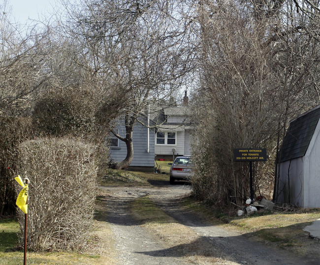 313 Wolcott Ave in Middletown, RI - Building Photo - Building Photo