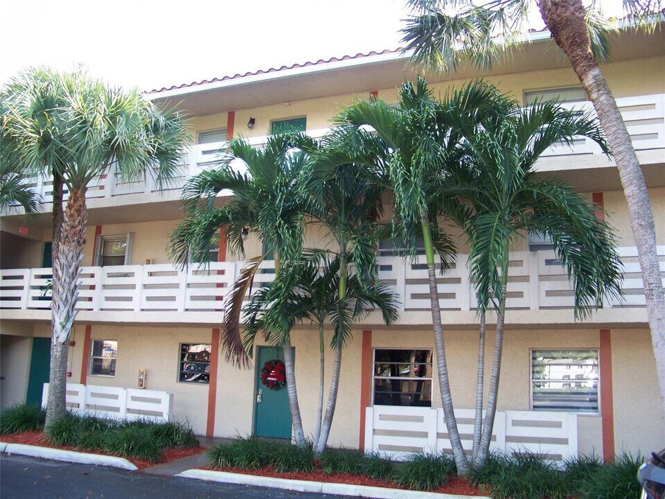 3218 NW 102nd Ter, Unit 202 B in Coral Springs, FL - Foto de edificio