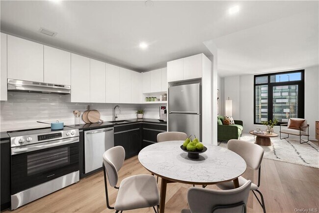 299 E 161st St-Unit -404 in Bronx, NY - Building Photo - Building Photo
