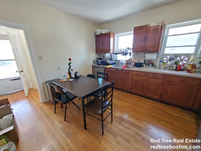 270 Harvard St, Unit 2 in Medford, MA - Building Photo - Building Photo