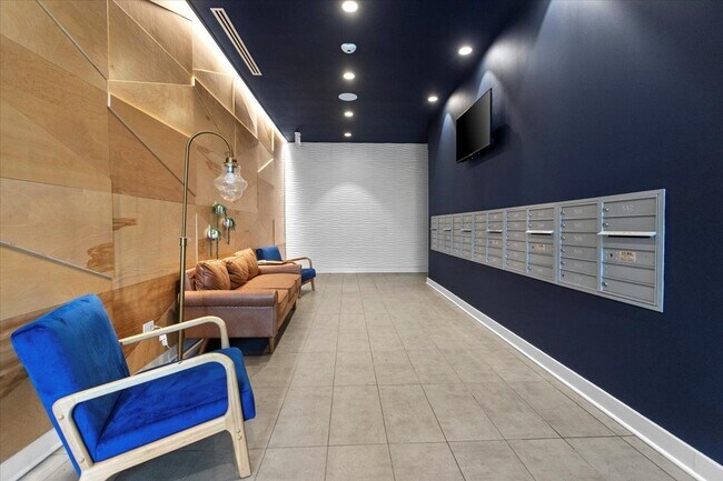 830 N Milwaukee Ave in Chicago, IL - Foto de edificio - Building Photo