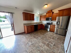 293 Sowell Dr in Shady Cove, OR - Building Photo - Building Photo