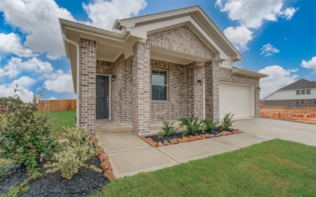 8438 Moonlight Bay Cir in Mont Belvieu, TX - Building Photo