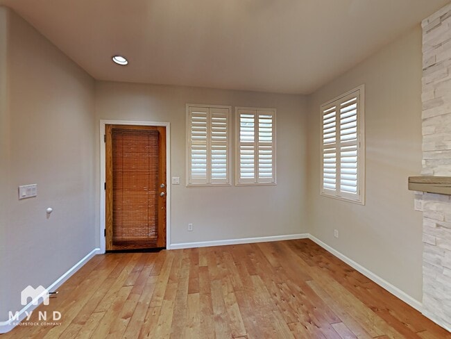 398 Metro Ln in West Sacramento, CA - Foto de edificio - Building Photo