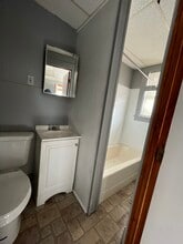 25 Maine Ave in Rumford, ME - Foto de edificio - Building Photo